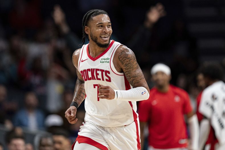 Cam Whitmore, alero de los Rockets de Houston, festeja en el partido del viernes 26 de enero de 2024, ante los Hornets de Charlotte (AP Foto/Jacob Kupferman)