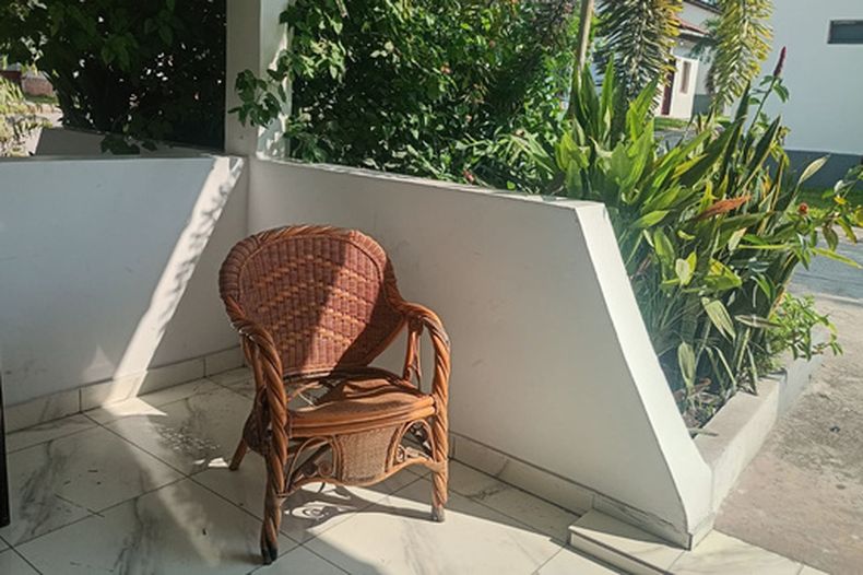 Una silla afuera de la habitación de hotel a la que fue deportada una colombiana desde Estados Unidos, en Kinshasa, República Democrática del Congo, el sábado 10 de mayo de 2026. (UGC vía AP)