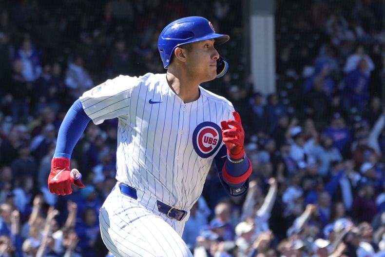 El panameño de los Cachorros de Chicago Miguel Amaya observa su doblete productivo conectado ante el abridor de los Marlins A.J. Puk durante la tercera entrada del juego de béisbol, el viernes 19 de abril de 2024, en Chicago. (AP Foto/Charles Rex Arbogast)