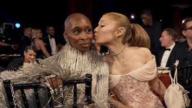 Cynthia Erivo, izquierda, y Ariana Grande entre el público en la 31ª edición anual de los Premios SAG el domingo 23 de febrero de 2025 en el Shrine Auditorium de Los Ángeles. (Foto AP/Chris Pizzello)