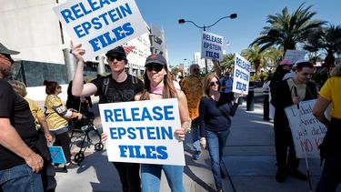 Manifestantes sostienen carteles donde exigen la divulgación de los archivos de Epstein durante una protesta de No Kings en el centro de Las Vegas, el sábado 18 de octubre de 2025. (Steve Marcus /Las Vegas Sun vía AP)