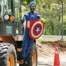 Vishavjit Singh, que informa a los jóvenes sobre el sijismo mediante su personaje del Capitán América Sij, posa para una foto con su disfraz en el Riverbank State Park, en el vecindario de Harlem de Nueva york, el viernes 30 de mayo de 2025. (AP Foto/Richard Drew)