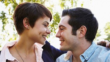 americateve | Para encontrar al hombre perfecto una mujer besa a 15 hombres como promedio, tiene 2 relaciones duraderas y le rompen el corazón 2 veces, así lo revela un estudio.