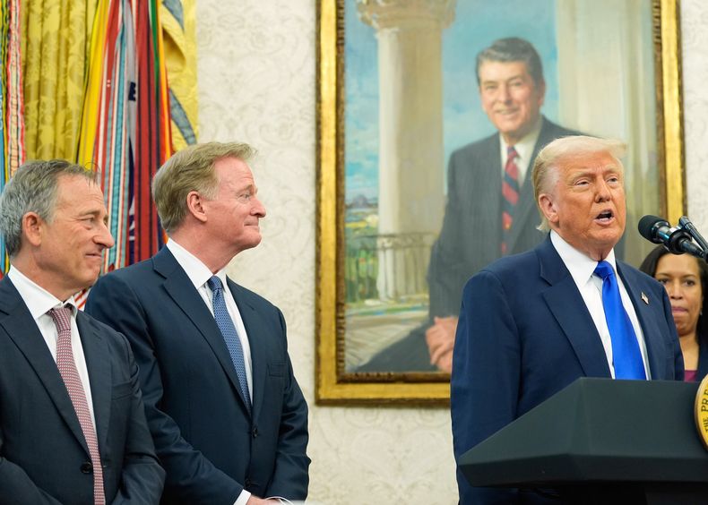 ARCHIVO - El Presidente Donald Trump habla mientras Josh Harris, propietario de los Commanders de Washington, a la izquierda, el Comisionado de la NFL Roger Goodell y la alcaldesa del Distrito de Columbia Muriel Bowser escuchan durante un evento en la Oficina Oval de la Casa Blanca, el 5 de mayo de 2025, en Washington. (AP Photo/Alex Brandon, Archivo)