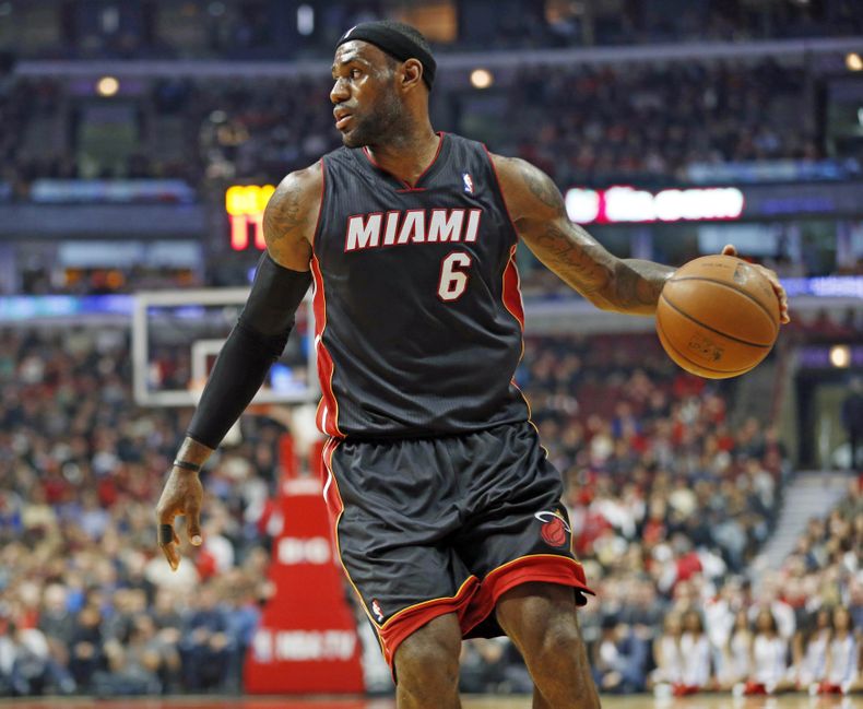 El jugador del Heat de Miami, LeBron James, busca pasar el bal&oacute;n en un partido contra los Bulls de Chicago el jueves, 5 de diciembre de 2013, en Chicago. (AP Photo/Kamil Krzaczynski)