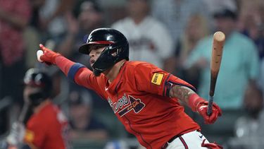 Orlando Arcia, de los Bravos de Atlanta, produce una carrera con un sencillo en la octava entrada del juego de béisbol en contra de los Marlins de Miami, el viernes 2 de agosto de 2024, en Atlanta. (AP Foto/John Bazemore)