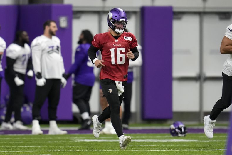 El quarterback de los Vikings de Minnesota Jaren Hall realiza uno de los ejercicios durante la sesión de entrenamiento de su equipo en Eagan, Minnesota el lunes 4 de diciembre del 2023. (AP Foto/Abbie Parr)