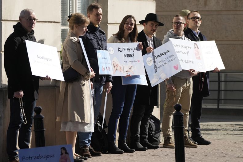 Un grupo de personas se manifiesta durante la inauguración de un centro donde las mujeres pueden abortar mediante píldoras, en Varsovia, el sábado 8 de marzo de 2025. (AP Foto/Czarek Sokolowski)