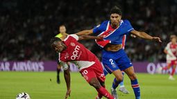 Achraf Hakimi, derecha, del PSG, disputa el balón con Flavio Nazinho, izquierda, del Mónaco, durante el partido de fútbol de la Ligue 1 entre Paris Saint-Germain y Monaco, el viernes 4 de septiembre de 2026, en París, Francia. (AP Foto/Aurelien Morissard)
