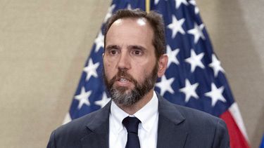 ARCHIVO - El fiscal especial Jack Smith habla con la prensa el 9 de junio de 2023 en Washington. Los abogados de Donald Trump se reunieron el jueves 27 de julio de 2023 con miembros del equipo del fiscal especial Jack Smith ante la inminencia de una acusación formal al expresidente por sus intentos de anular el resultado de la elección de 2020, según una persona al tanto del asunto. (AP Foto/Jose Luis Magana, File)