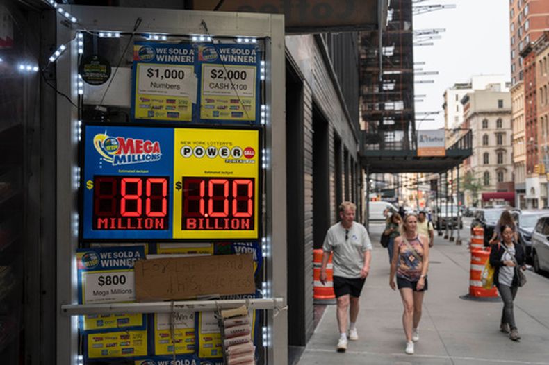 Una tienda de conveniencia exhibe un letrero que muestra el premio mayor del Powerball, el martes 11 de agosto de 2026, en Nueva York. (Foto AP/Yuki Iwamura)