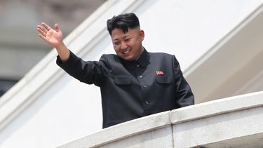 americateve | Foto del s&aacute;bado, 27 de julio del 2013 del l&iacute;der norcoreano Kim Jong Un durante un desfile con motivo del 60 aniversario del armisticio de la guerra de Corea, en Pyongyang, Corea del Norte. Las autoridades norcoreanas permitir&aacute;n el reg