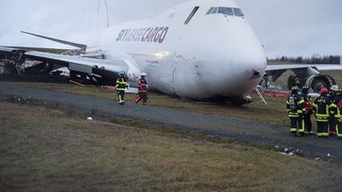 Se despista avión de carga en Canadá; cinco heridos