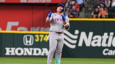 Francisco Álvarez, de los Mets de Nueva York, celebra su doble impulsador de dos carreras en la sexta entrada de un partido de béisbol contra los Rangers de Texas, el martes 22 de septiembre de 2026, en Arlington, Texas. (Foto AP/Tony Gutierrez)