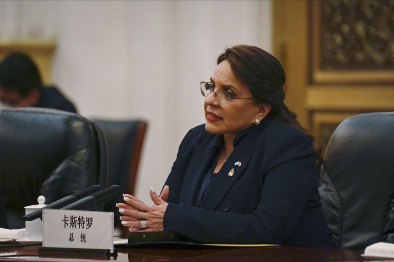 La presidenta de Honduras, Xiomara Castro, asiste a una reunión con el primer ministro chino, Li Qiang, en el Gran Salón del Pueblo en Beijing, el martes 13 de junio de 2023. (Jade Gao/Pool Photo vía AP)