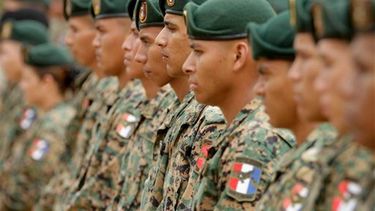 Policía de fronteras durante una  presentación a la prensa de los agentes que estarán a cargo de la  seguridad en la Cumbre de las AméricaS.