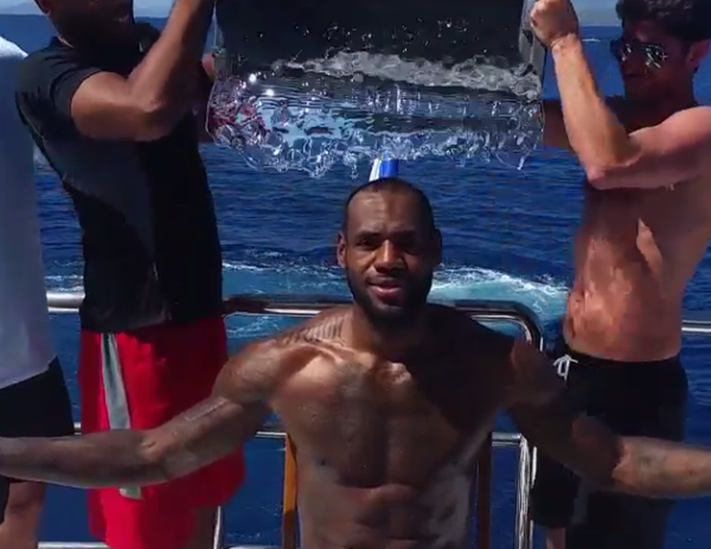 El jugador de basquetbol de los Cavaliers de Cleveland, Lebron James, este domingo se sumó al reto #IceBucketChallenge, que busca recaudar dinero para combatir la enfermedad de esclerosis, también llamada ALS (por sus siglas en inglés).