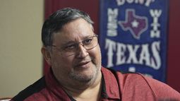 Jorge Bazán, gerente general de la corporación Union Water Supply, demócrata, habla sobre su voto por el republicano Donald Trump para presidente, el miércoles 6 de noviembre de 2024, en Rio Grande City, Texas. (AP Foto/Eric Gay)