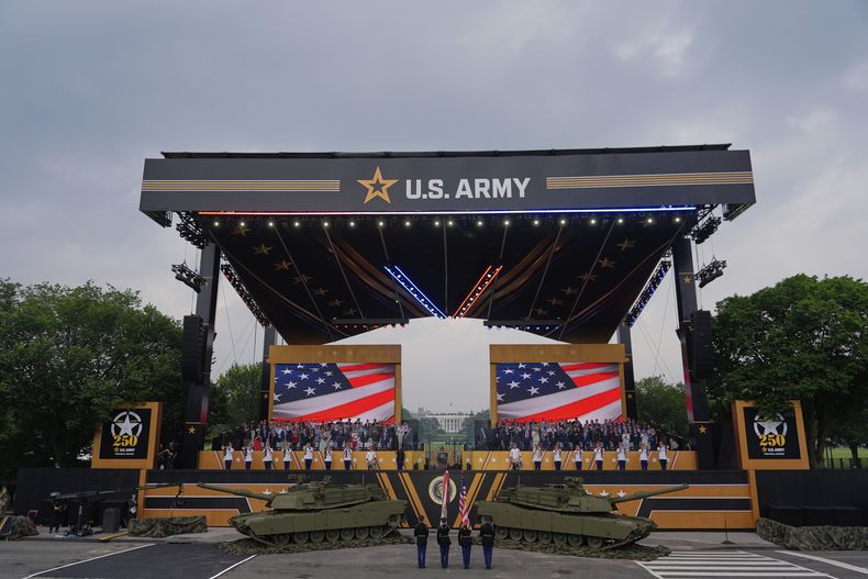 El presidente de EEUU, Donald Trump, asiste a un desfile militar que conmemora el 250mo aniversario del Ejército, coincidiendo con su 79no cumpleaños, el sábado 14 de junio de 2025, en Washington. (AP Foto/Julia Demaree Nikhinson)