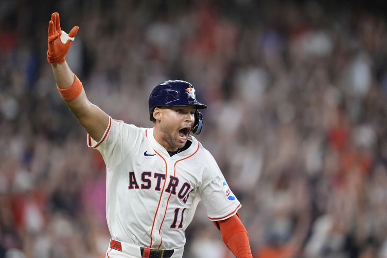 Cam Smith, de los Astros de Houston, festeja luego de batear un sencillo productor de la carrera del triunfo sobre los Mellizos de Minnesota, el sábado 14 de junio de 2025 (AP Foto/David J. Phillip)