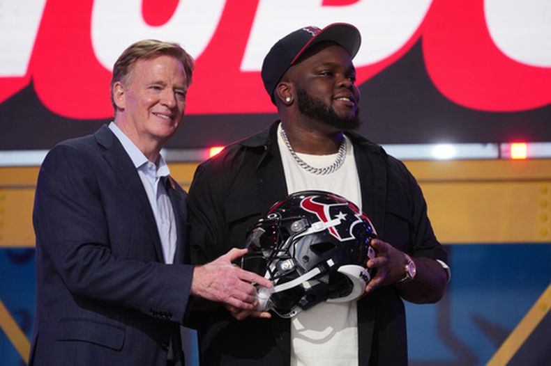 Kayden McDonald, derecha, tackle defensivo de Ohio State, posa con el Comisionado de la NFL, Roger Goodell, después de haber sido elegido por los Texans de Houston en la posición 36 general en la segunda ronda del Draft, el viernes 24 de abril de 2026, en Pittsburgh. (AP Foto/Gene J. Puskar)