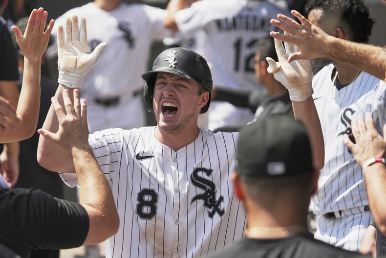 Kyle Teel de los Medias Blancas de Chicago celebra con sus compañeros de equipo después de anotar con un sencillo de dos carreras de Edgar Quero durante la primera entrada de un juego de béisbol contra los Mellizos de Minnesota en Chicago, el domingo 24 de agosto de 2025. (AP Photo/Nam Y. Huh)