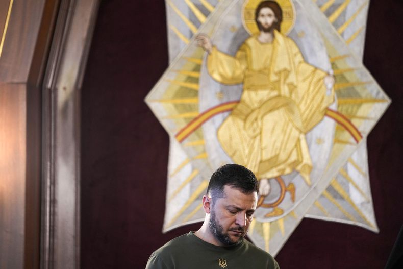 El presidente ucraniano Volodymyr Zelenskyy escucha un discurso en una iglesia de Estambul, Turquía, el sábado 8 de julio de 2023. (AP Foto/Francisco Seco)