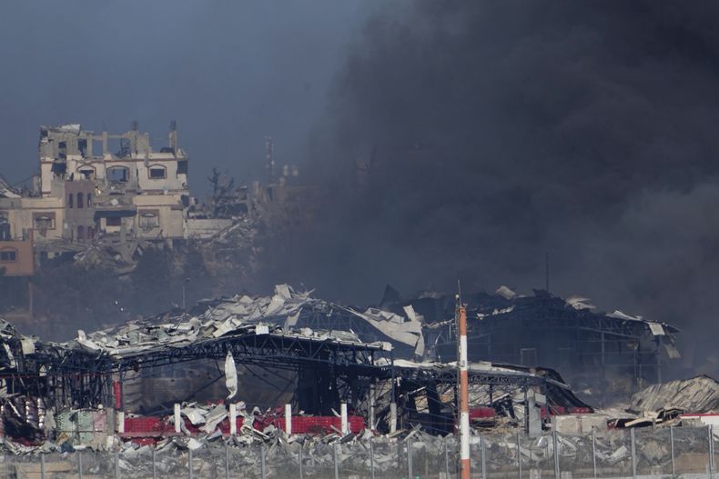 Un bombardeo israelí causa una columna de humo en la Franja de Gaza, vista desde el sur del Israel, el 16 de diciembre de 2023. (AP Foto/Ariel Schalit)