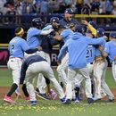 Los Rays de Tampa Bay celebran la victoria por 8-7 sobre los Yanquis de Nueva York en la décima entrada del juego de béisbol, el domingo 7 de mayo de 2023, en San Petersburgo, Florida. (AP Foto/Steve Nesius)