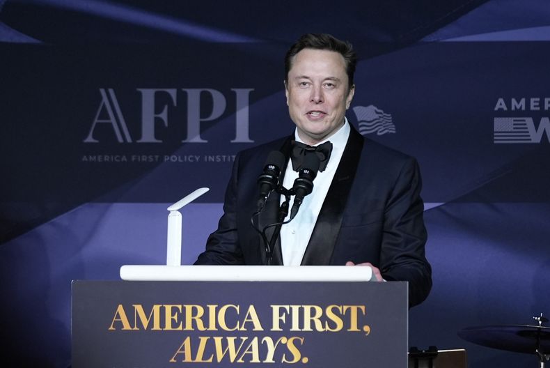 Elon Musk interviene en una gala del America First Policy Institute en la finca Mar-a-Lago del presidente electo de Estados Unidos, Donald Trump, el 14 de noviembre de 2024, en Palm Beach, Florida. (AP Foto/Alex Brandon)