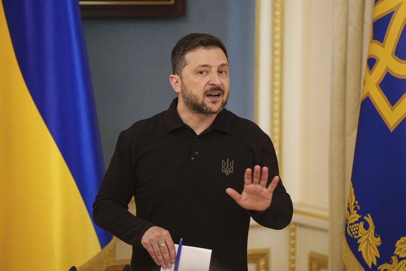 El presidente de Ucrania, Volodymyr Zelenskyy, ofrece una conferencia de prensa en Kiev, Ucrania, el 22 de abril de 2025. (AP Foto/Evgeniy Maloletka)