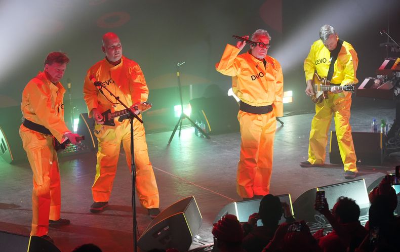 ARCHIVO - Gerald Casale, de izquierda a derecha, Josh Hager, Mark Mothersbaugh y Bob Mothersbaugh de Devo se presentan el 22 de enero de 2024 en Park City, Utah. (Foto AP/Chris Pizzello, archivo)