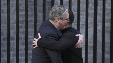 El primer ministro británico Keir Starmer abraza al presidente ucraniano Volodymyr Zelenskyy en Londres el 1 de marzo del 2025. (AP foto/Kin Cheung)