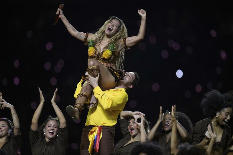 KAROL G actúa en el medio tiempo del partido entre los chiefs de Kansas City y los Chargers de Los Ángeles, el viernes 5 de septiembre de 2025, en Sao Paulo (AP Foto/Andre Penner)