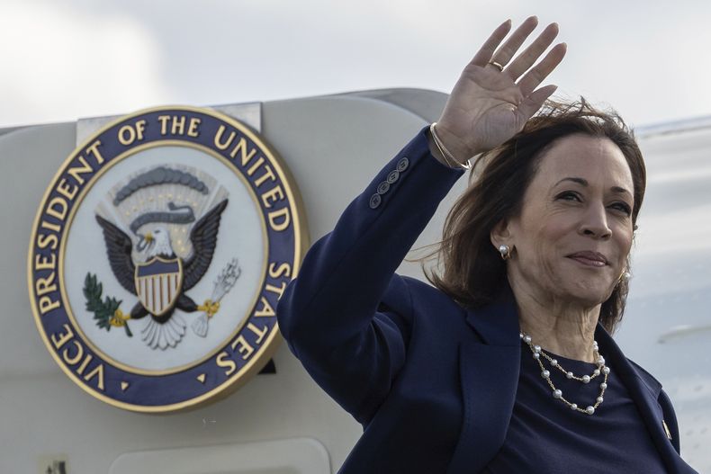 La candidata presidencial demócrata y vicepresidenta Kamala Harris saluda al abordar el avión vicepresidencial, el miércoles 9 de octubre de 2024, en el Aeropuerto Internacional LaGuardia, de Nueva York. (AP Foto/Yuki Iwamura)
