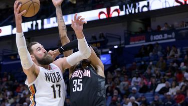 Valanciunas aporta 32 puntos y Pelicans derrotan a Rockets