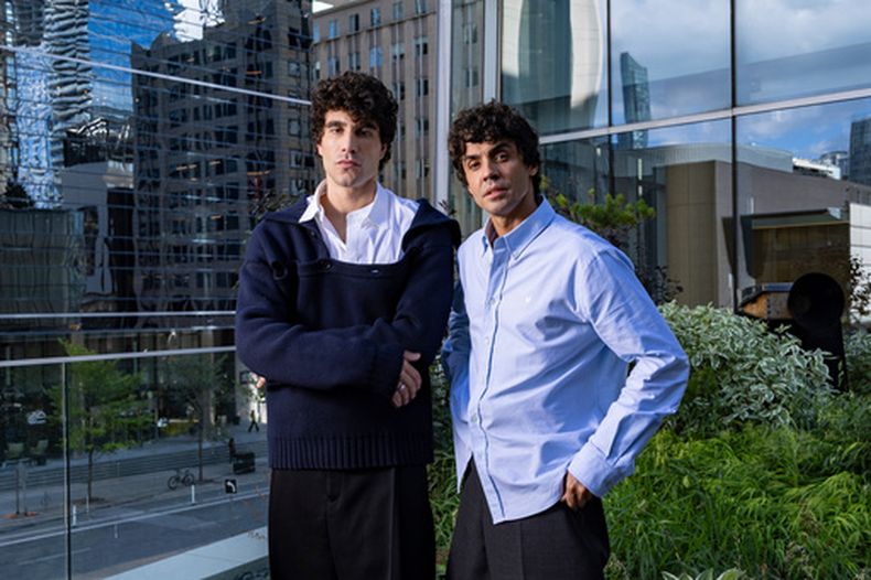 Los directores Javier Calvo, a la izquierda, y Javier Ambrossi posan para un retrato durante la promoción de La Bola Negra en el Festival Internacional de Cine de Toronto, el lunes 14 de septiembre de 2026, en Toronto. (Foto Joel C Ryan/Invision/AP)