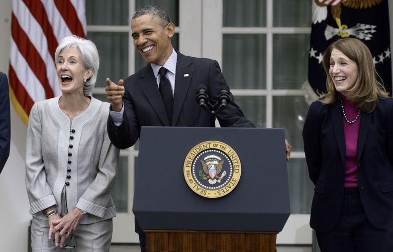 El presidente Barack Obama, flanqueado por Kathleen Sebelius, izq., la renunciante secretaria de Salud y Servicios Humanos, y su candidata a sucederla, la actual directora de presupuesto Sylvia Mathews Burwell, en la Casa Blanca en Washington el viernes 1