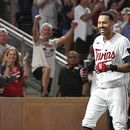 El puertorriqueño Carlos Correa, de los Mellizos de Minnesota, festeja luego de conectar un jonrón de dos carreras ante los Cerveceros de Milwaukee, el martes 13 de junio de 2023 (AP Foto/Craig Lassig)