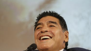 americateve | El ex astro del f&uacute;tbol argentino, Diego Maradona, sonr&iacute;e en una conferencia de prensa el jueves, 17 de octubre de 2013, en Mil&aacute;n. (AP Photo/Luca Bruno)