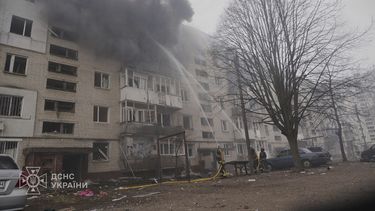 En esta foto proporcionada por el Servicio Ucraniano de Emergencias, bomberos apagan un incendio tras un ataque ruso en Sumy, Ucrania, el martes 25 de marzo de 2025 (Servicio Ucraniano de Emergencias via AP)