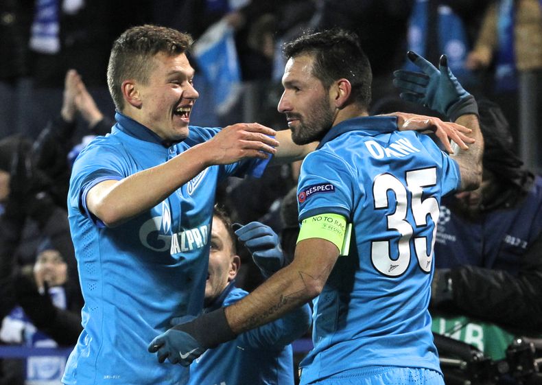 El jugador de Zenit, Danny, derecha, festeja con su compa&ntilde;ero Oleg Shatov tras marcar un gol contra Benfica en la Liga de Campeones el mi&eacute;rcoles, 26 de noviembre de 2014, en San Petersburgo.  (AP Photo/Dmitry Lovetsky)