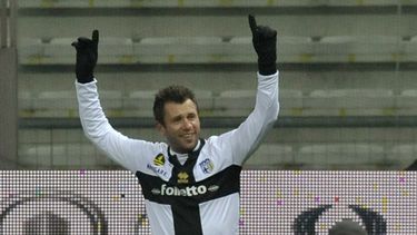 americateve | El jugador del Parma, Antonio Cassano, festeja un gol contra Bologna por la Serie A el s&aacute;bado, 30 de noviembre de 2013, en Parma, Italia. (AP Photo/Marco Vasini)