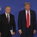 El presidente estadounidense Donald Trump, derecha, junto al presidente ruso Vladimir Putin, tras concluir la conferencia de prensa tras la cumbre entre ambos líderes, en la Base Conjunta Elmendorf-Richardson, en Alaska, el viernes 15 de agosto de 2025. (AP Foto/Jae C. Hong)