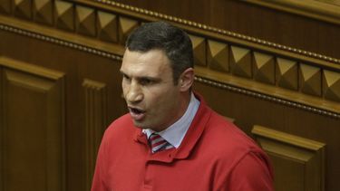 americateve | El boxeador y l&iacute;der de oposici&oacute;n ucraniano Vitali Klitschko se dirige a los legisladores en Kiev, Ucrania, el jueves 24 de octubre de 2013.  Klichko anunci&oacute; el jueves que s eposturlar&aacute; a la presidencia en el 2015. Las palabras
