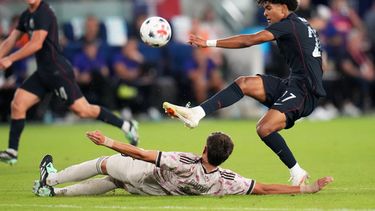 El jugador de la selección de Estados Unidos, Mathis Albert (derecha), disputa el balón frente al chileno Iván Román durante la segunda mitad de un partido internacional amistoso de fútbol, el 29 de septiembre de 2026, en San Luis. (Foto AP/Jeff Roberson)