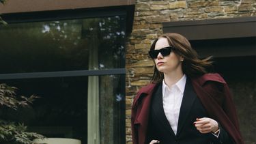 Esta imagen publicada por Focus Features muestra a Emma Stone en una escena de Bugonia. (Focus Features via AP)
