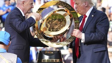 El presidente estadounidense, Donald Trump (derecha), y el presidente de la FIFA, Gianni Infantino, cargan el trofeo tras la final del Mundial de Clubes, el domingo 13 de julio de 2025, en East Rutherford, Nueva Jersey. (AP Foto/Jacquelyn Martin)