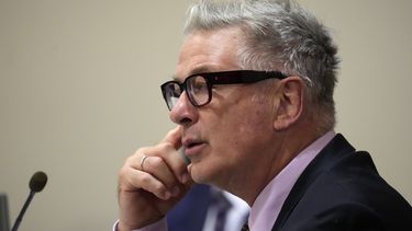 El actor Alec Baldwin escucha durante su audiencia en el tribunal de distrito de Santa Fe, el miércoles 10 de julio de 2024, en Santa Fe, Nuevo México. (AP Foto/Ross D. Franklin, Pool)