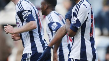 americateve | El atacante del West Bromwich Albion Nicolas Anelka (derecha) hace una se&ntilde;al tras anotar un gol contra el Wet Ham el s&aacute;bado 28 de diciembre de 2013. El ministro de Deportes de Francia calific&oacute; el gesto como "repugnante" y el